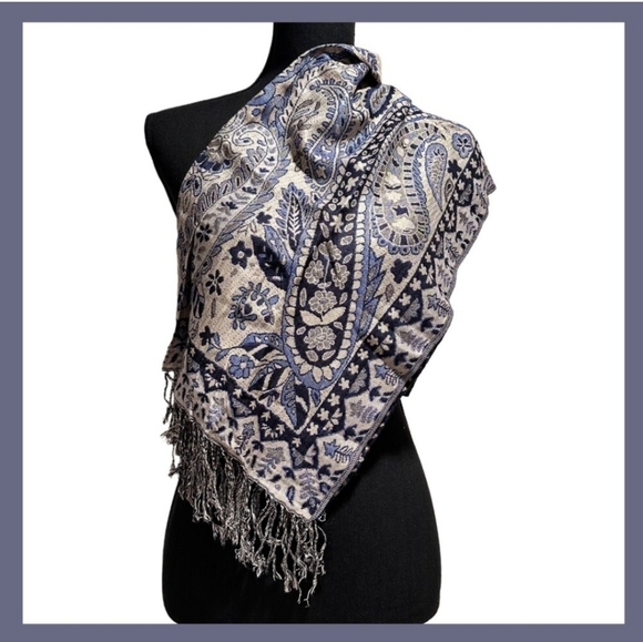 NWOT Chic 100% Cashmere Scarf in Navy and Silver
